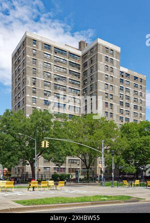 NYC Chinatown: Hester-Allen Houses, ein New York City Housing Authority Building, hat eine texturierte Betonfassade anstelle des üblichen roten Backsteins. Stockfoto