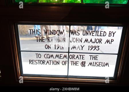 MCC Museum im Lord's Cricket Ground London UK - Gedenkfenster, das 1993 von John Major MP vorgestellt wurde Stockfoto
