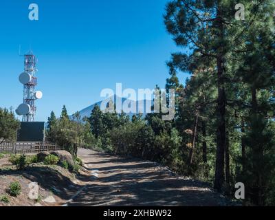 Sender, Telekommunikation und Schotterstraße auf dem Gipfel Cruz de Gala mit Blick auf den Vulkan Pico del Teide, Teno Gebirge, Teneriffa, Kanarischen Inseln Stockfoto