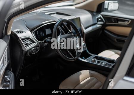 Fahrzeuginnenraum mit Lenkrad und Vordersitzen Stockfoto