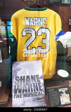 MCC Museum London UK - Ausstellung mit Shane Warne Australia Bowler auf dem Lord's Cricket Ground in London UK Stockfoto