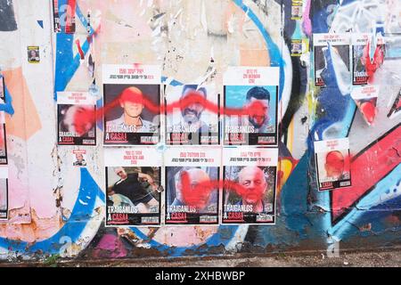 London Großbritannien entdeckte Plakate, die einige der israelischen Geiseln in der Primrose Hill Gegend im Norden Londons zeigen - Foto Juli 2024 Stockfoto