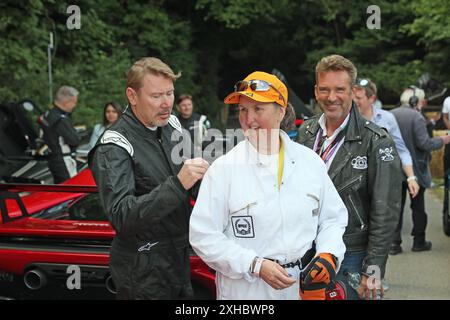 Goodwood, West Sussex, Vereinigtes Königreich 13. Juli 2024. Mika Hakkinen, ehemaliger Formel-1-Champion, unterzeichnet einen Marshals-Overall beim Goodwood Festival of Speed – „Horseless to Hybrid – Revolutions in Power“ in Goodwood, West Sussex, Großbritannien. © Malcolm Greig/Alamy Live News Stockfoto