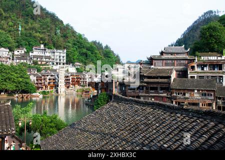 Landschaft Tuojiang Fluss und historische Gebäude Erbe Architektur des antiken Dorfes Xiangxi phoenix fenghuang alte Stadt für chinesen tra Stockfoto