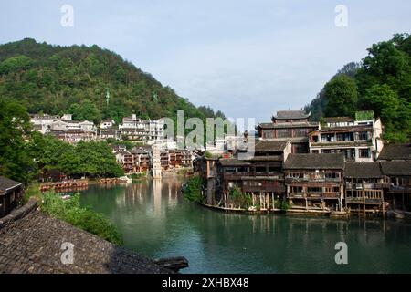 Landschaft Tuojiang Fluss und historische Gebäude Haus mit Erbe Architektur des antiken Dorfes Xiangxi phoenix fenghuang alte Stadt für ch Stockfoto