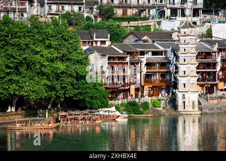 Landschaft Tuojiang Fluss und historische Gebäude Erbe Architektur des antiken Dorfes Xiangxi phoenix fenghuang alte Stadt für chinesen tra Stockfoto