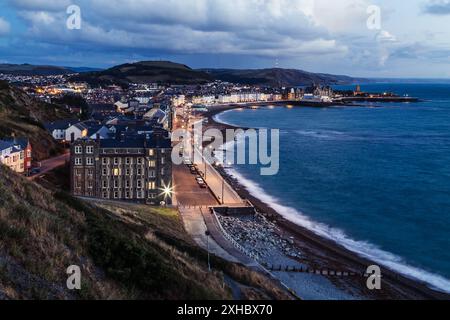 Panoramablick auf Aberystwyth vom Constitution Hill bei Nacht Stockfoto