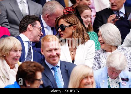 Hugh Jackman und Kate Beckinsale in der königlichen Box am 13. Tag der Wimbledon Championships 2024 im All England Lawn Tennis and Croquet Club, London. Bilddatum: Samstag, 13. Juli 2024. Stockfoto