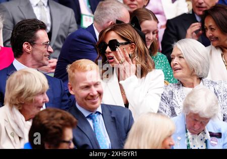 Hugh Jackman und Kate Beckinsale in der königlichen Box am 13. Tag der Wimbledon Championships 2024 im All England Lawn Tennis and Croquet Club, London. Bilddatum: Samstag, 13. Juli 2024. Stockfoto