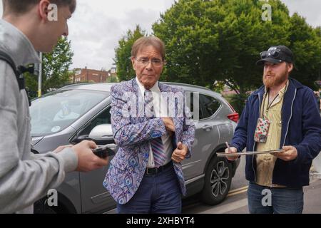 Wimbledon, London, Großbritannien. 13 . Juli 2024 . SIR CLIFF RICHARD kommt im All England Lawn Tennis Club für das Lawn-Finale am 13. Tag der Wimbledon Championships Credit: Amer Ghazzal/Alamy Live News Stockfoto