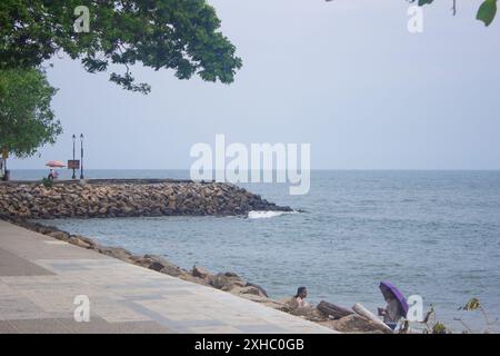 Kochi, Kerala, Indien - 14. Mai 2024: Promenade entlang des Vasco da Gama Platzes, Fort Kochi, Kerala. Stockfoto