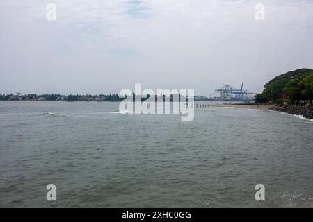 Kochi, Kerala, Indien - 14. Mai 2024: Blick auf den Hafen von Cochin von der Promenade entlang des Vasco da Gama Platzes, Fort Kochi, Kerala. Stockfoto