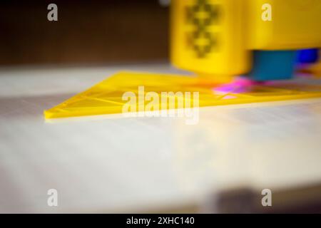 3D-Drucker druckt ein Modell. Ausrüstung eines 3D-Druckers während des Druckens eines Modells aus geschmolzenem Kunststoff Stockfoto