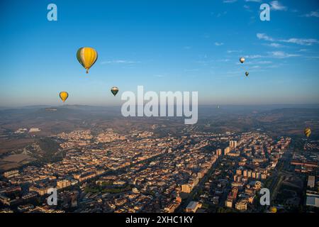 28. Europäisches Ballonfestival in Igualada Juli 10-13 ,2024 mehr als 40 aerostatische Ballone aus ganz Spanien, Europa und der Welt nehmen am 28. Europäischen Ballonfestival Teil, das am 11. Juli 2024 in Igualada, Spanien, stattfindet Stockfoto