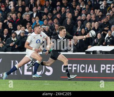 Auckland, Neuseeland. Juli 2024. Alle Black Beauden Barett streckt sich für den Ball. New Zealand All Blacks gegen England. Steinlager Ultra Low Carb, zweiter Test. Auckland. Neuseeland. Neuseeland schlägt England 24-17 (HT 13-14). (Joe Serci/SPP) Credit: SPP Sport Press Photo. /Alamy Live News Stockfoto