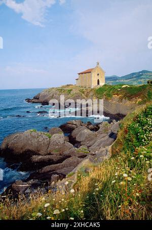 Kapelle und Küste. Urdaibai Naturschutzgebiet, Mundaka, Vizcaya Provinz, Baskenland, Spanien. Stockfoto