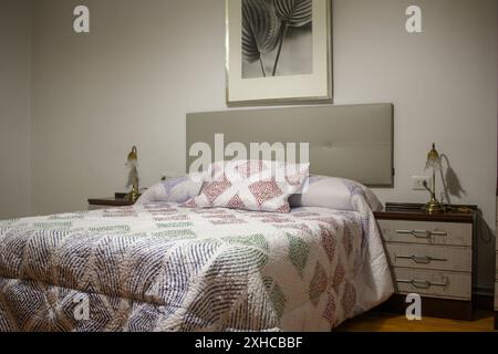 Zimmer mit einem Doppelbett in einem Touristenapartment Stockfoto