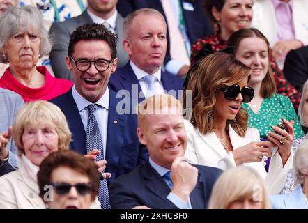 Hugh Jackman und Kate Beckinsale in der königlichen Box am 13. Tag der Wimbledon Championships 2024 im All England Lawn Tennis and Croquet Club, London. Bilddatum: Samstag, 13. Juli 2024. Stockfoto