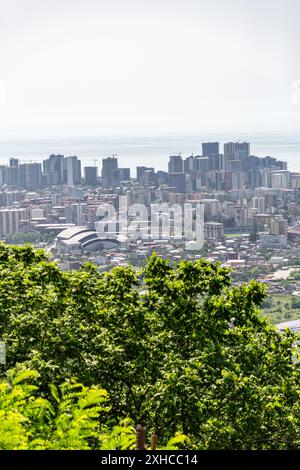 Aus der Vogelperspektive auf die Stadt Batumi von der Spitze des Anuria Berges. Batumi ist die Hauptstadt der Autonomen Republik Adjara. Stockfoto