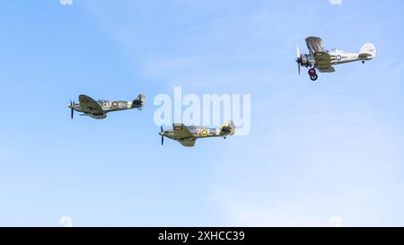 1938 Gloster Gladiator, 1941 Hawker Sea Hurricane 1b und Supermarine Spitfire Mk VC, die auf der Shuttleworth Military Airshow 2024 in der Luft landen. Stockfoto