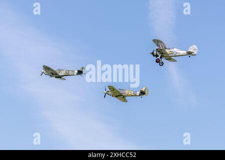 1938 Gloster Gladiator, 1941 Hawker Sea Hurricane 1b und Supermarine Spitfire Mk VC, die auf der Shuttleworth Military Airshow 2024 in der Luft landen. Stockfoto