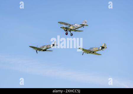 1938 Gloster Gladiator, 1941 Hawker Sea Hurricane 1b und Supermarine Spitfire Mk VC, die auf der Shuttleworth Military Airshow 2024 in der Luft landen. Stockfoto