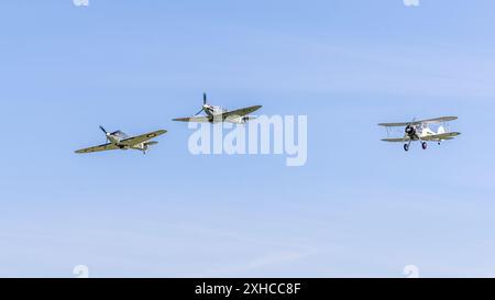 1938 Gloster Gladiator, 1941 Hawker Sea Hurricane 1b und Supermarine Spitfire Mk VC, die auf der Shuttleworth Military Airshow 2024 in der Luft landen. Stockfoto