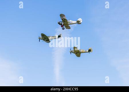 1938 Gloster Gladiator, 1941 Hawker Sea Hurricane 1b und Supermarine Spitfire Mk VC, die auf der Shuttleworth Military Airshow 2024 in der Luft landen. Stockfoto