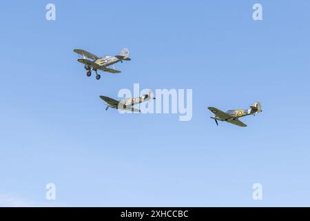 1938 Gloster Gladiator, 1941 Hawker Sea Hurricane 1b und Supermarine Spitfire Mk VC, die auf der Shuttleworth Military Airshow 2024 in der Luft landen. Stockfoto