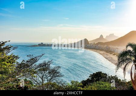 Am späten Nachmittag am Copacabana-Strand in Rio de Janeiro an einem Sommertag, Copacabana-Strand, Rio de Janeiro, Rio de Janeiro, Brasilien Stockfoto