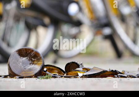 Gebrochene Flasche, Glasbruch, Gefahr für Passanten und Radfahrer, Sachsen, Deutschland Stockfoto