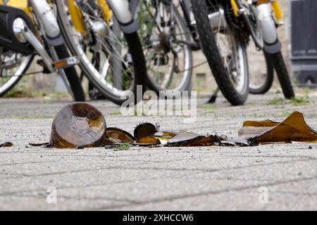 Gebrochene Flasche, Glasbruch, Gefahr für Passanten und Radfahrer, Sachsen, Deutschland Stockfoto