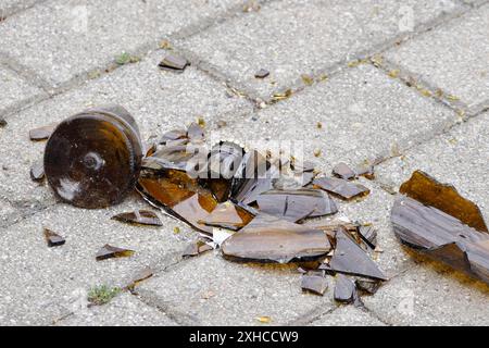 Gebrochene Flasche, Glasbruch, Gefahr für Passanten und Radfahrer, Sachsen, Deutschland Stockfoto