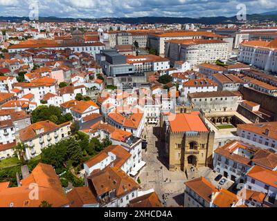 Blick auf die Innenstadt mit alten Gebäuden und einer beeindruckenden historischen Kirche im Zentrum, Blick aus der Vogelperspektive, Coimbra, Rio Mondego, Portugal Stockfoto