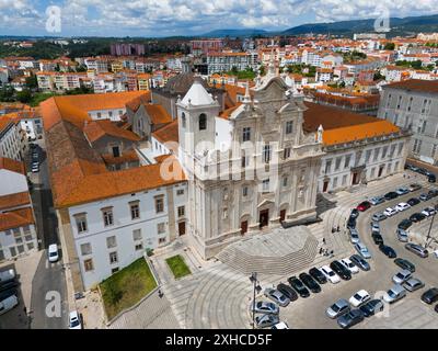 Historische Barockkirche in der Stadt mit einem Platz davor und geparkten Autos, Blick aus der Luft, Kathedrale, Coimbra, Rio Mondego, Portugal Stockfoto