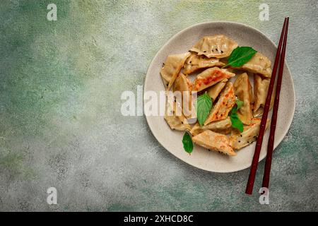 Japanische Bratenknödel, Gyoza, Sesamsamen, Blick von oben, keine Leute Stockfoto