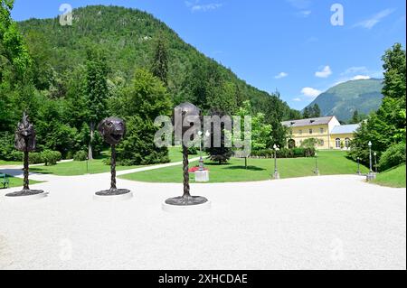 Bad Ischl, Oberösterreich, Österreich. Ai Weiwei Ausstellung im Kaiserpark in Bad Ischl. Ai Weiwei's monumentale Bronzen „Circle of Animals/Zodiac Heads“ Stockfoto