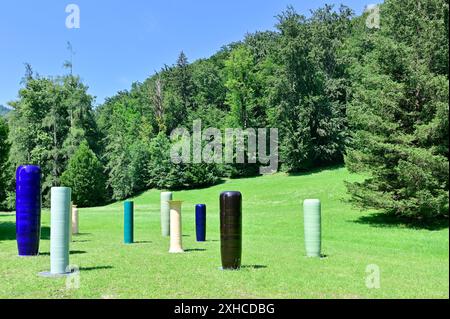 Bad Ischl, Oberösterreich, Österreich. Ai Weiwei Ausstellung im Kaiserpark in Bad Ischl. Ai Weiwei's Vasen im Imperial Park Stockfoto