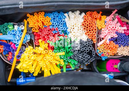 Bunte Ballons und Gummibänder in verschiedenen Farben, Nagold, Schwarzwald, Deutschland Stockfoto