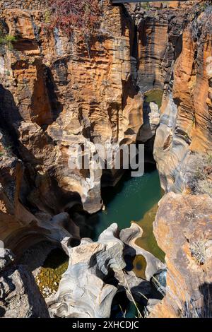 Canyon mit steilen orangefarbenen Klippen mit dem Blyde River, Bourke's Luck Potholes, Panorama Route, Mpumalanga, Südafrika Stockfoto