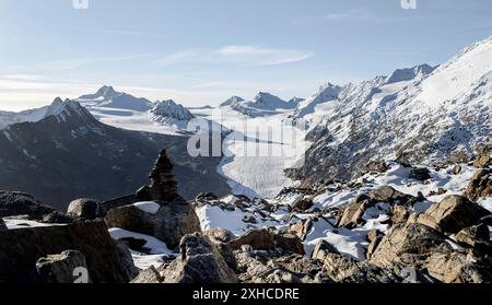 Cairn auf dem Wanderweg zum Ramoljoch mit Schnee im Herbst, Bergpanorama und Gletscher, Blick auf den Gurgler Ferner mit Gipfel Hochwilde und Stockfoto