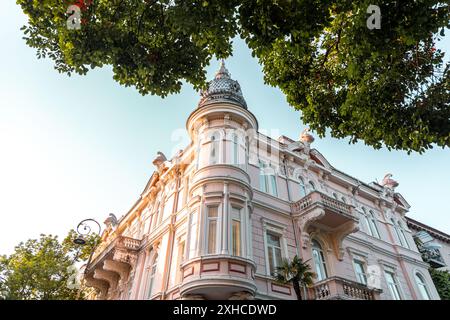 Traditionelle georgianische Architektur und Blick auf die Straße in Batumi, Adjara, Georgia. Stockfoto