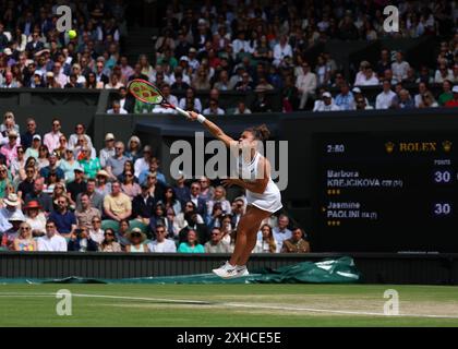 London, Großbritannien. Juli 2024. Juli 2024; All England Lawn Tennis and Croquet Club, London, England; Wimbledon Tennis Tournament, 13. Tag; Jasmine Paolini (ITA) dient Barbora Krejcikova (CZE), Ladies Singles Final Credit: Action Plus Sports Images/Alamy Live News Stockfoto