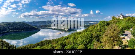 Blick auf Schloss Waldeck und Edertalsperre in Nordhessen, Deutschland. Blick auf Schloss Waldeck und Edersee in Nordhessen Stockfoto