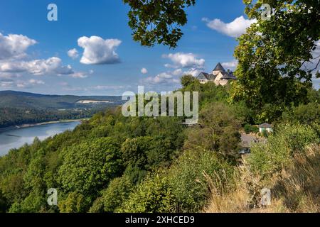 Blick auf Schloss Waldeck und Edertalsperre in Nordhessen, Deutschland. Blick auf Schloss Waldeck und Edersee in Nordhessen Stockfoto