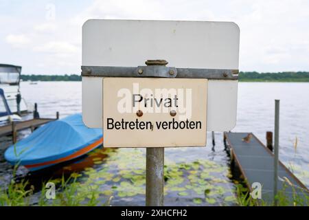 Schild mit der Inschrift Private, kein Betreten am Ufer der Havel bei Werder Stockfoto