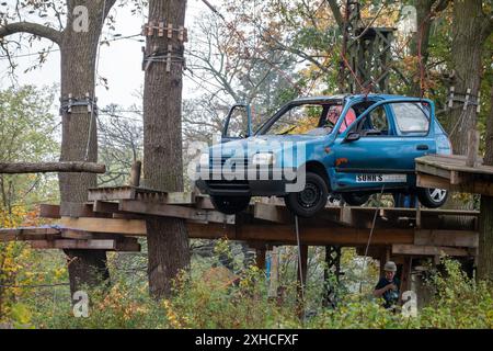 KOPENHAGEN, DÄNEMARK - 29. OKTOBER 2014: Blaues Nissan Micra-Wrack im Seilklettern-Abenteuerzentrum in Kopenhagen, Dänemark Stockfoto