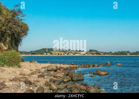 Die Kreidefelsen bei Klein Zicker auf der ostseeinsel Rügen mit dem Dorf Thiessow im Hintergrund Stockfoto