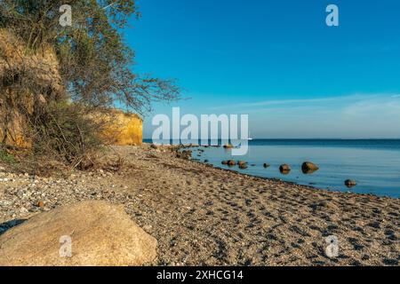 Die Kreidefelsen bei Klein Zicker auf der ostseeinsel Rügen und ein Segelboot an einem hellen Sommertag Stockfoto