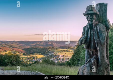 Blick vom Wachberg über das Saupsdorf Dorf in der Sächsischen Schweiz bei Sonnenuntergang Stockfoto